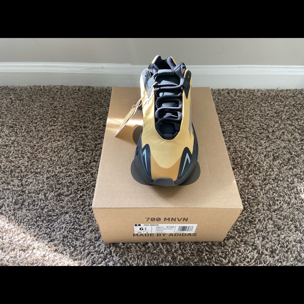 Yeezy 700 mnvn